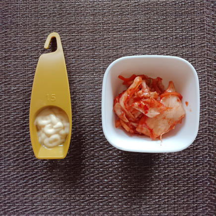 小鉢1杯分に使用したキムチとマヨネーズ