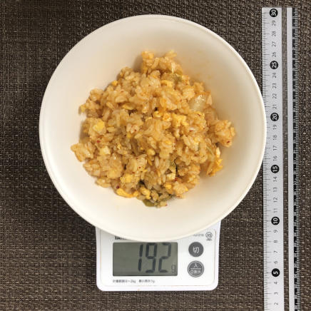 中皿に盛り付けたハーフサイズのキムチマヨネーズチャーハン