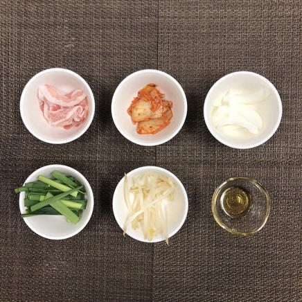 100g分の豚キムチに使った材料（豚肉・キムチ・玉ねぎ・ニラ・もやし・サラダ油）