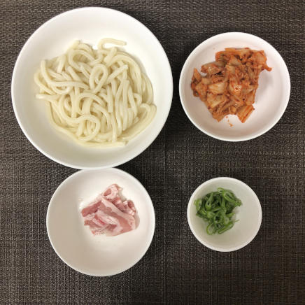 大どんぶり1杯分のキムチうどんに使った材料()