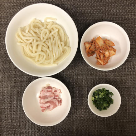大皿1皿分・1人前のキムチ焼きうどんに使った材料(うどん・キムチ・豚肉・小ネギ)