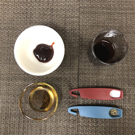 大皿1皿分・1人前のキムチ焼きうどんに使った調味料(めんつゆ・塩・こしょう・コチュジャン・ごま油)