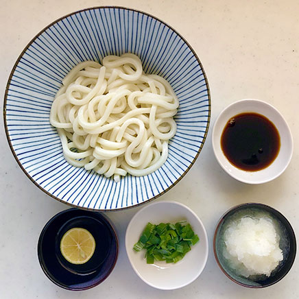 1人前のすだちおろしうどんに使った材料(うどん、大根おろし、醤油、こねぎ、すだち)
