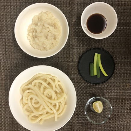 丼1杯・1人前のおろし醤油うどんの材料(うどん・大根おろし・醤油・小ネギ・すだち)