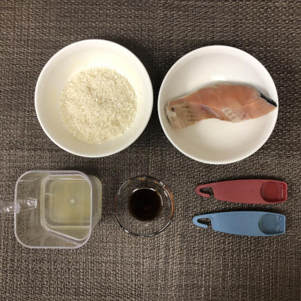 丼1杯・1人前の鮭の炊き込みご飯の材料(米・鮭・かつお昆布だし・醤油・日本酒・みりん)