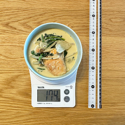 小鉢1杯分のスープボウル1杯分の鮭のクリーム煮