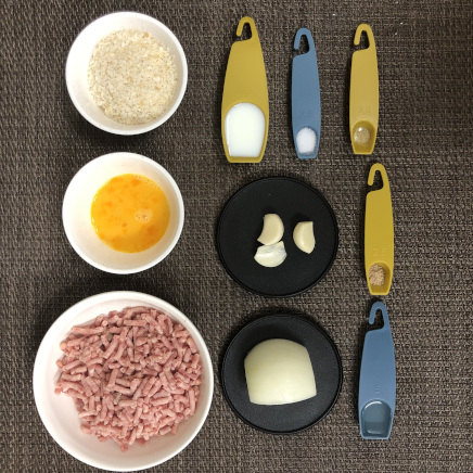 1個分のガーリックハンバーグの材料(牛挽肉・豚挽肉・にんにく・玉ねぎ・パン粉・牛乳・卵・塩・こしょう・ナツメグ サラダ油)