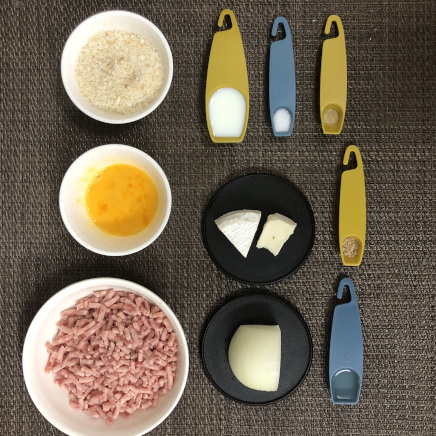 1個分のカマンベールチーズハンバーグの材料(牛ひき肉・豚挽肉・カマンベールチーズ・玉ねぎ・パン粉・牛乳・卵・塩・こしょう ナツメグ・サラダ油)