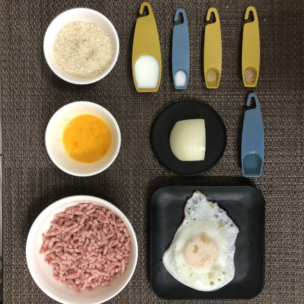 1個分の目玉焼きハンバーグの材料(牛ひき肉・豚挽肉・目玉焼き・玉ねぎ・パン粉・牛乳・卵・塩・こしょう・ナツメグ サラダ油)
