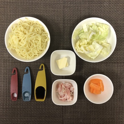 中皿1皿・1人前のバター醤油焼きそばの材料（蒸し中華めん・豚ロース・キャベツ・人参・塩・バター・醤油・サラダ油）