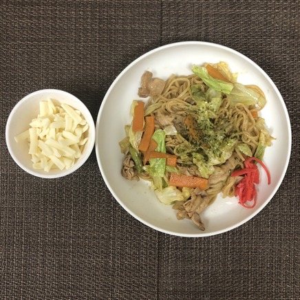 中皿1皿・1人前のチーズ焼きそばの材料(焼きそば・チーズ)