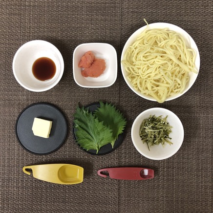 大皿1皿・1人前の明太子焼きそばの材料(蒸し中華めん・明太子・バター・醤油・海苔・大葉・サラダ油)