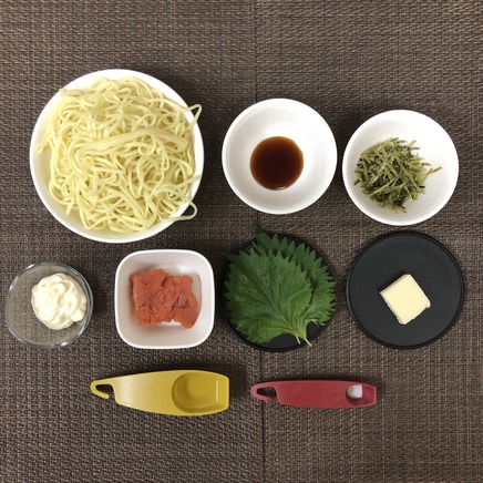 中皿1皿・1人前の明太マヨ焼きそばの材料(蒸し中華めん・明太子・塩・バター・マヨネーズ・醤油・海苔・大葉・サラダ油)