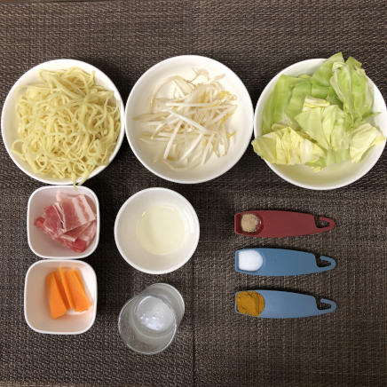 大皿1皿・1人前のカレー焼きそばの材料（蒸し中華めん・豚肉・キャベツ・人参・もやし・サラダ油・中華だし・こしょう・塩・カレー粉）