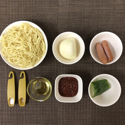 大皿1皿・1人前のケチャップ焼きそばの材料(蒸し中華めん・玉ねぎ・ピーマン・ウインナー・ケチャップ・塩・こしょう・オリーブオイル)