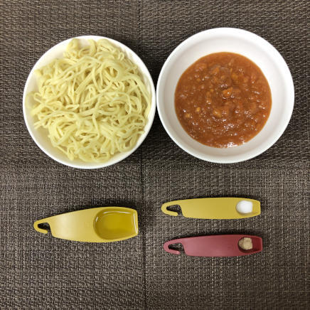 大皿1皿・1人前のミートソース焼きそばの材料（蒸し中華めん・ミートソース・塩・こしょう・オリーブオイル）