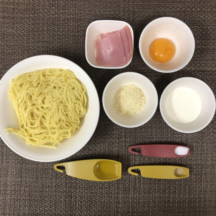 中皿1皿・1人前のカルボナーラ焼きそばの材料(蒸し中華めん・ベーコン・生クリーム・パルメザン・塩・白こしょう・卵黄・オリーブオイル)