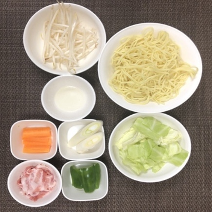 大皿1皿・1人前の味噌焼きそばの材料(蒸し中華めん・キャベツ・もやし・豚肉・人参・ネギ・ピーマン・サラダ油)
