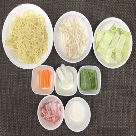 中皿1皿・1人前の辛味噌焼きそばの材料(蒸し中華めん・キャベツ・もやし・豚肉・ネギ・人参・ピーマン・サラダ油)