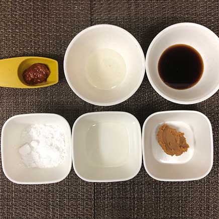 中皿1皿・1人前の辛味噌焼きそばの調味料(豆板醤・みりん・醤油・砂糖・日本酒・味噌)