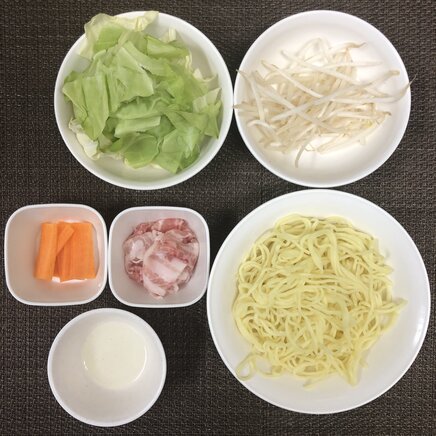 中皿1皿・1人前のにんにく焼きそばの材料(蒸し中華めん・豚肉・キャベツ・人参・もやし・サラダ油)