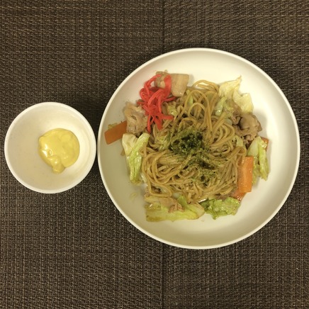 中皿1皿・1人前のからしマヨネーズ焼きそばの材料(焼きそば・辛子マヨネーズ)