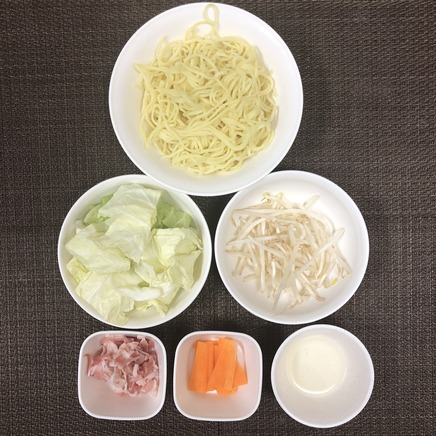 中皿1皿・1人前の醤油焼きそばの材料(蒸し中華めん・キャベツ・人参・もやし・豚肉・サラダ油)