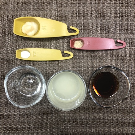 中皿1皿・1人前の醤油焼きそばの調味料(中華だし・にんにく・醤油・塩・こしょう・みりん)