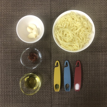 中皿1皿・1人前のペペロンチーノ焼きそばの材料(蒸し中華めん・にんにく・唐辛子・黒こしょう・乾燥パセリ・オリーブオイル・塩)