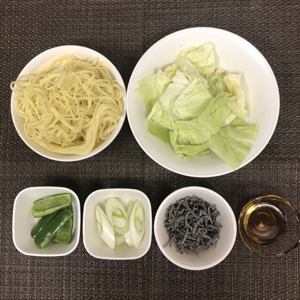 大皿1皿・1人前の塩昆布焼きそばの材料(蒸し中華めん・塩昆布・キャベツ・ネギ・ピーマン・ごま油)