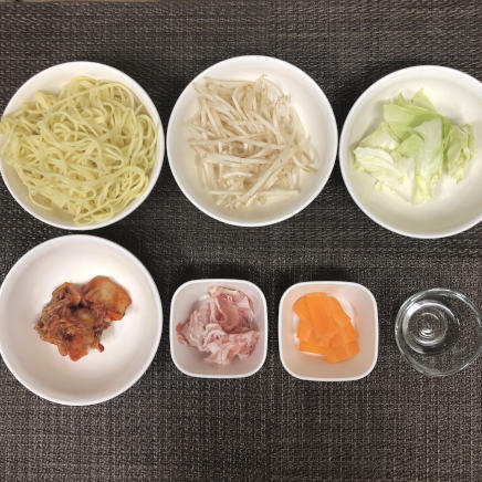 中皿1皿・1人前の豚キムチ焼きそばの材料(蒸し中華めん・キムチ・豚肉・キャベツ・人参・もやし・サラダ油)