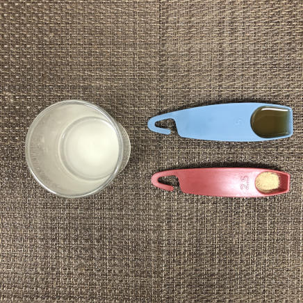 中皿1皿・1人前の豚キムチ焼きそばの調味料(ごま油・中華だし・こしょう)