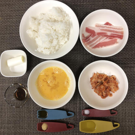 大皿1皿分・1人前の豚キムチチャーハンの材料(ご飯、豚肉、キムチ、ネギ、卵、ごま油、塩、にんにく、醤油、サラダ油)