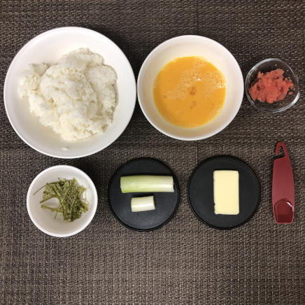 大皿1皿分・1人前の明太子チャーハンの材料（明太子・ネギ・卵・ご飯・サラダ油・バター・海苔）