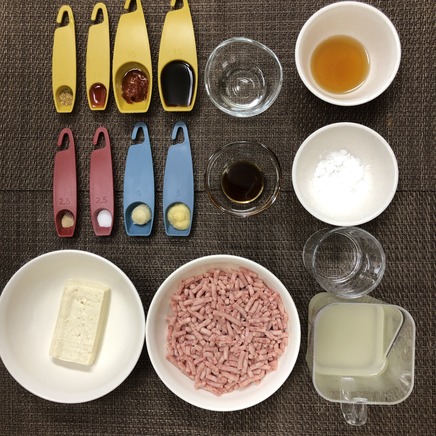 丼1杯・1人前の麻婆うどんの材料と調味料(牛ひき肉・豚挽き肉・木綿豆腐・鶏がらスープ・豆板醤・醤油・オイスターソース・日本酒・塩・こしょう・ラー油・片栗粉・水・にんにく・山椒・おろし生姜・ごま油)