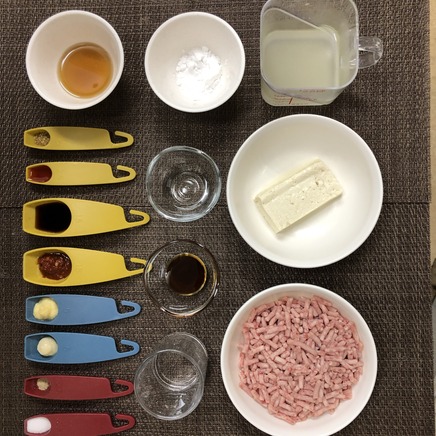 丼1杯・1人前の麻婆そうめんの材料(牛ひき肉・豚挽き肉・木綿豆腐・鶏がらスープ・豆板醬・醤油・オイスターソース・日本酒・塩・こしょう・ラー油・片栗粉・水・にんにく・山椒・おろし生姜・ごま油)