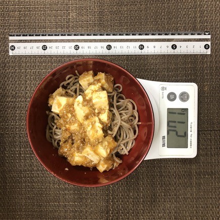 小どんぶりに盛り付けた半人前の麻婆そば