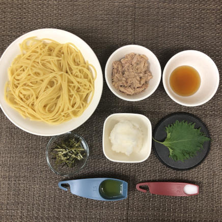 大皿1皿分・1人前のツナと大根おろしのパスタの材料(パスタ・ツナ・大根おろし・大葉・海苔・塩・めんつゆ・オリーブオイル)
