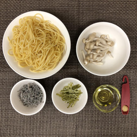 大皿1皿・1人前の塩昆布パスタの材料(パスタ・塩昆布・しめじ・にんにく・海苔・オリーブオイル)