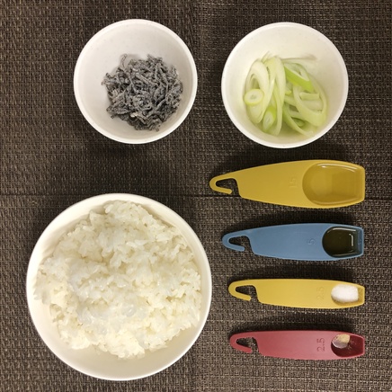 大皿1皿・1人前の塩昆布チャーハンの材料(ご飯・塩昆布・塩・ネギ・ごま油・こしょう・サラダ油)