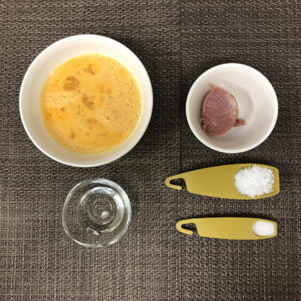 中皿1皿分・1人前のコンビーフの卵焼きに使った材料(卵・砂糖・塩・サラダ油・コンビーフ)