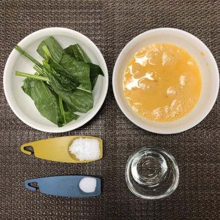 中皿1皿・1人前のほうれん草の卵焼きに使った材料(卵・砂糖・塩・サラダ油・ほうれん草)