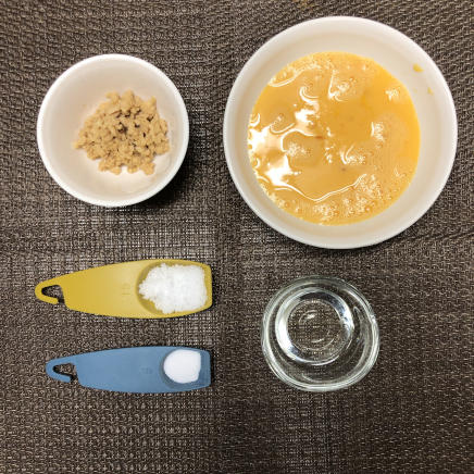 中皿1皿・1人前のひき肉の卵焼きに使った材料(卵・砂糖・塩・サラダ油・鶏そぼろ)