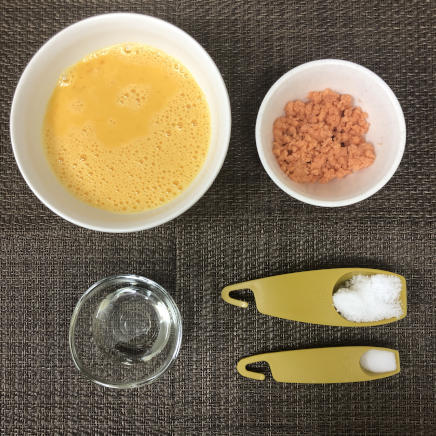 中皿1皿・1人前の鮭フレークの卵焼きに使った材料（卵・砂糖・塩・サラダ油・鮭フレーク）