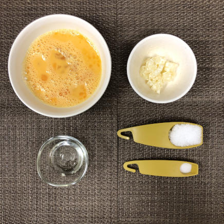 大皿1皿・1人前のじゃがいもの卵焼きに使った材料(卵・砂糖・塩・サラダ油・ポテトサラダ)