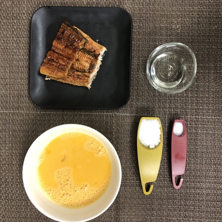 うなぎ1/2分のうなぎの卵焼きの材料(卵・砂糖・塩・サラダ油・うなぎの蒲焼き)