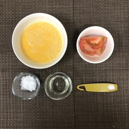 中皿1皿・1人前のトマトの卵焼きに使った材料(卵・トマト・砂糖・塩・サラダ油)