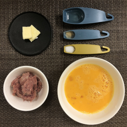 コンビーフオムレツの材料(卵・塩・こしょう・バター・サラダ油・コンビーフ)