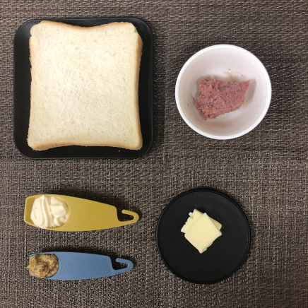 1枚分のコンビーフトーストの材料（食パン・コンビーフ・マヨネーズ・粒入りマスタード・バター）