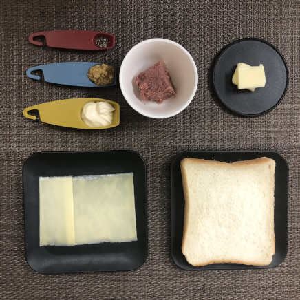 1枚分のコンビーフチーズトーストの材料(食パン・コンビーフ・マヨネーズ・粒入りマスタード・バター・プロセスチーズ・黒こしょう